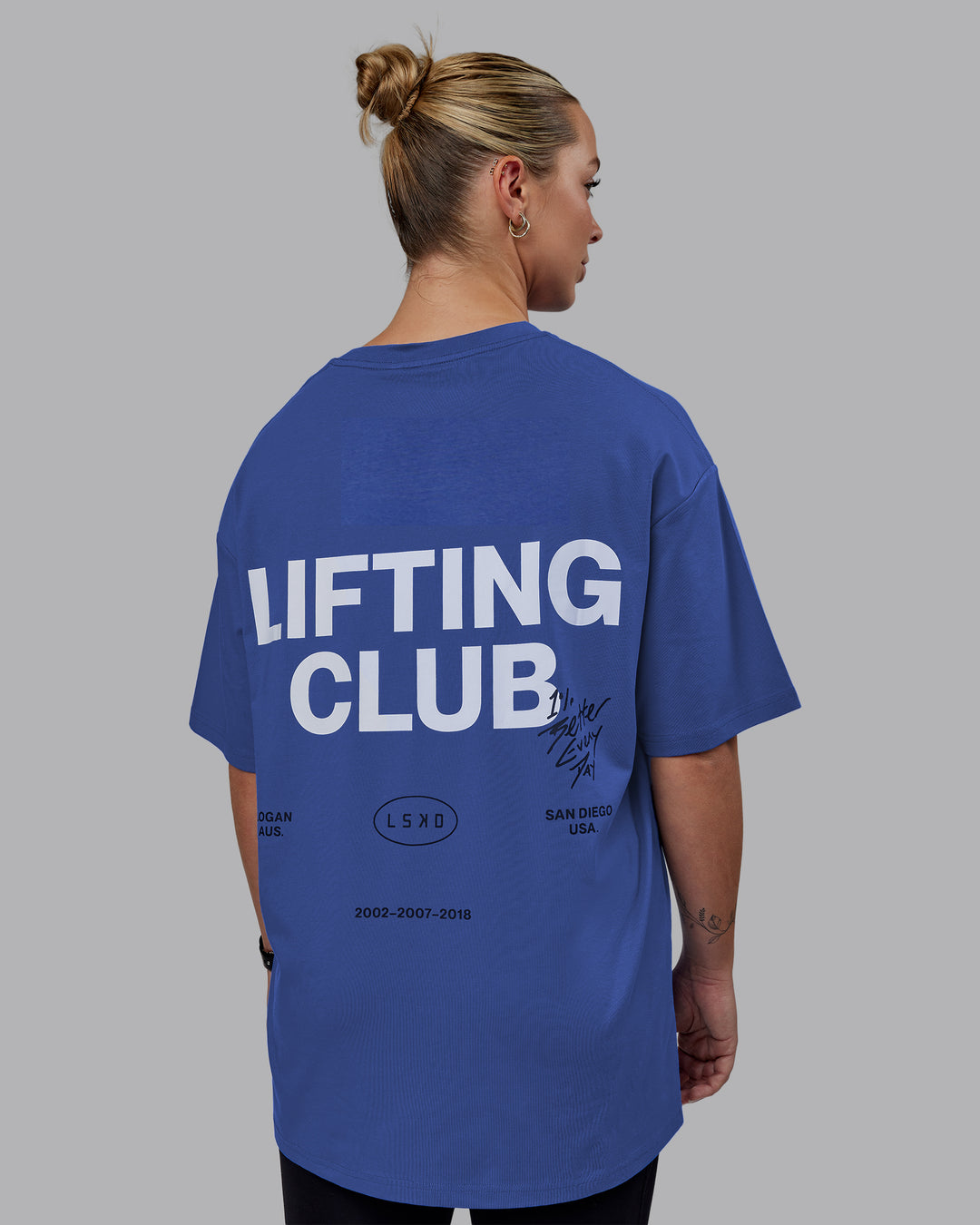 Woman wearing Unisex Lifting Club FLXCotton Tee Oversize - Power Cobalt-White