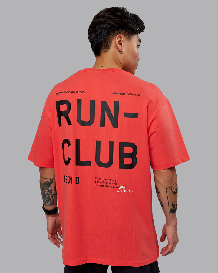 Man wearing Unisex Love The Run FLXCotton Tee Oversize - Cayenne-Black
