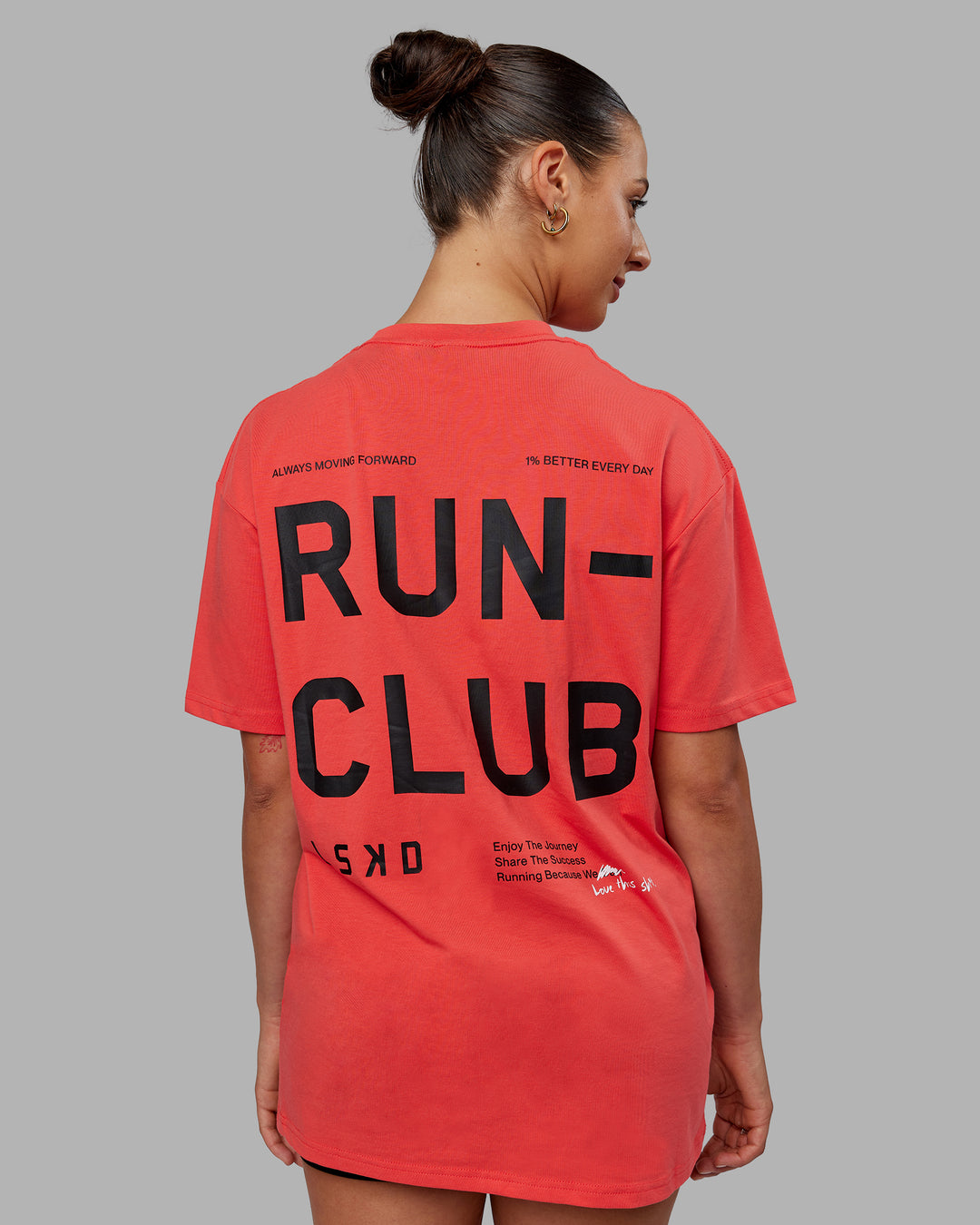 Woman wearing Unisex Love The Run FLXCotton Tee Oversize - Cayenne-Black