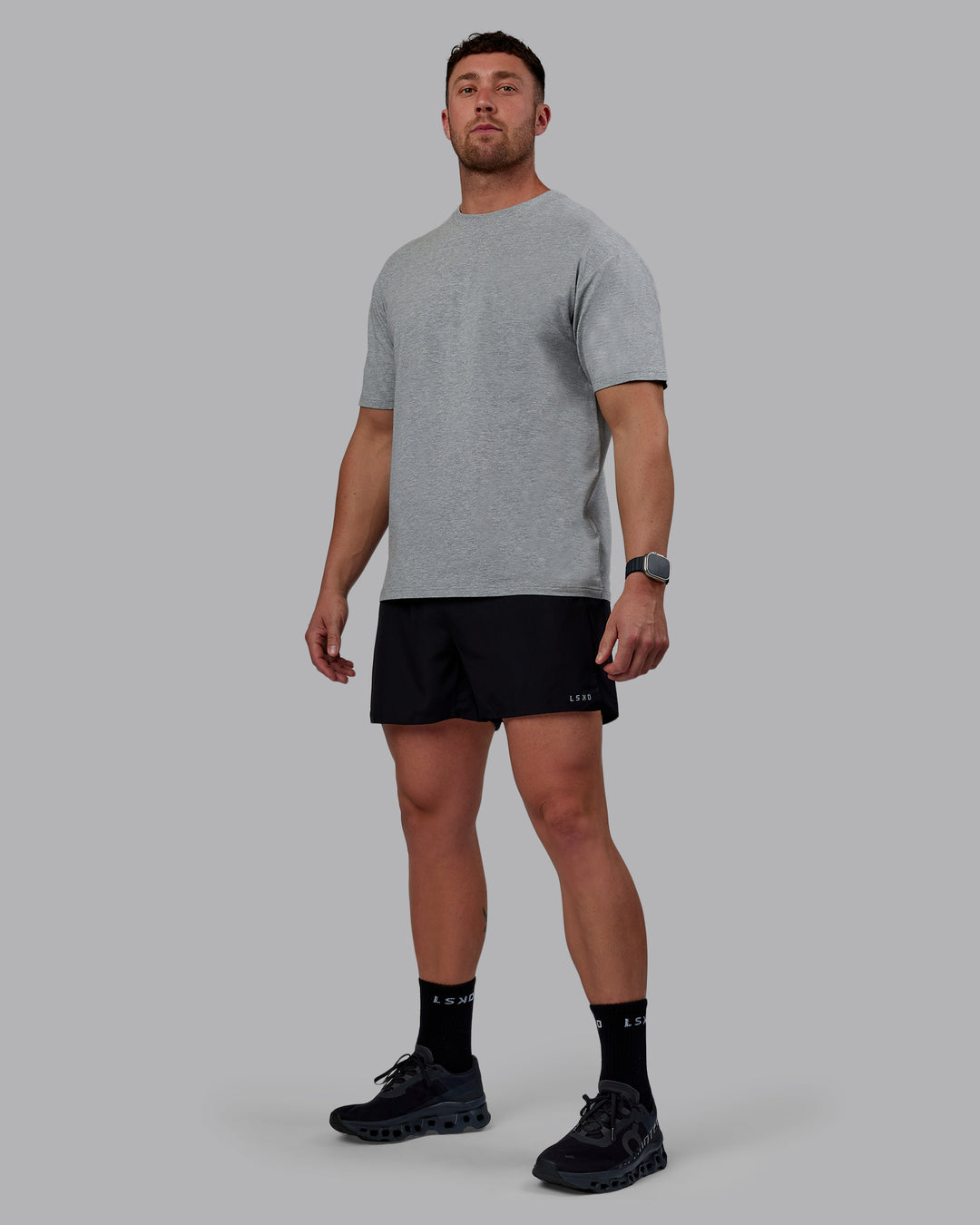 Man wearing Unisex Love The Run FLXCotton Tee Oversize - Light Grey Marl-Black