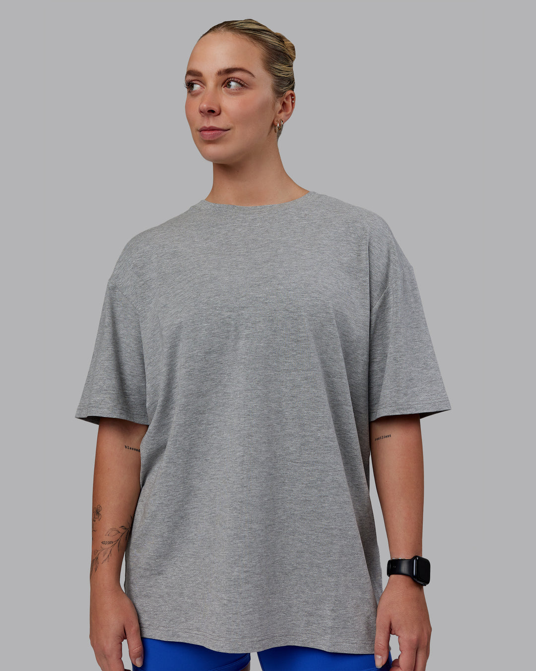 Woman wearing Unisex Love The Run FLXCotton Tee Oversize - Light Grey Marl-Black