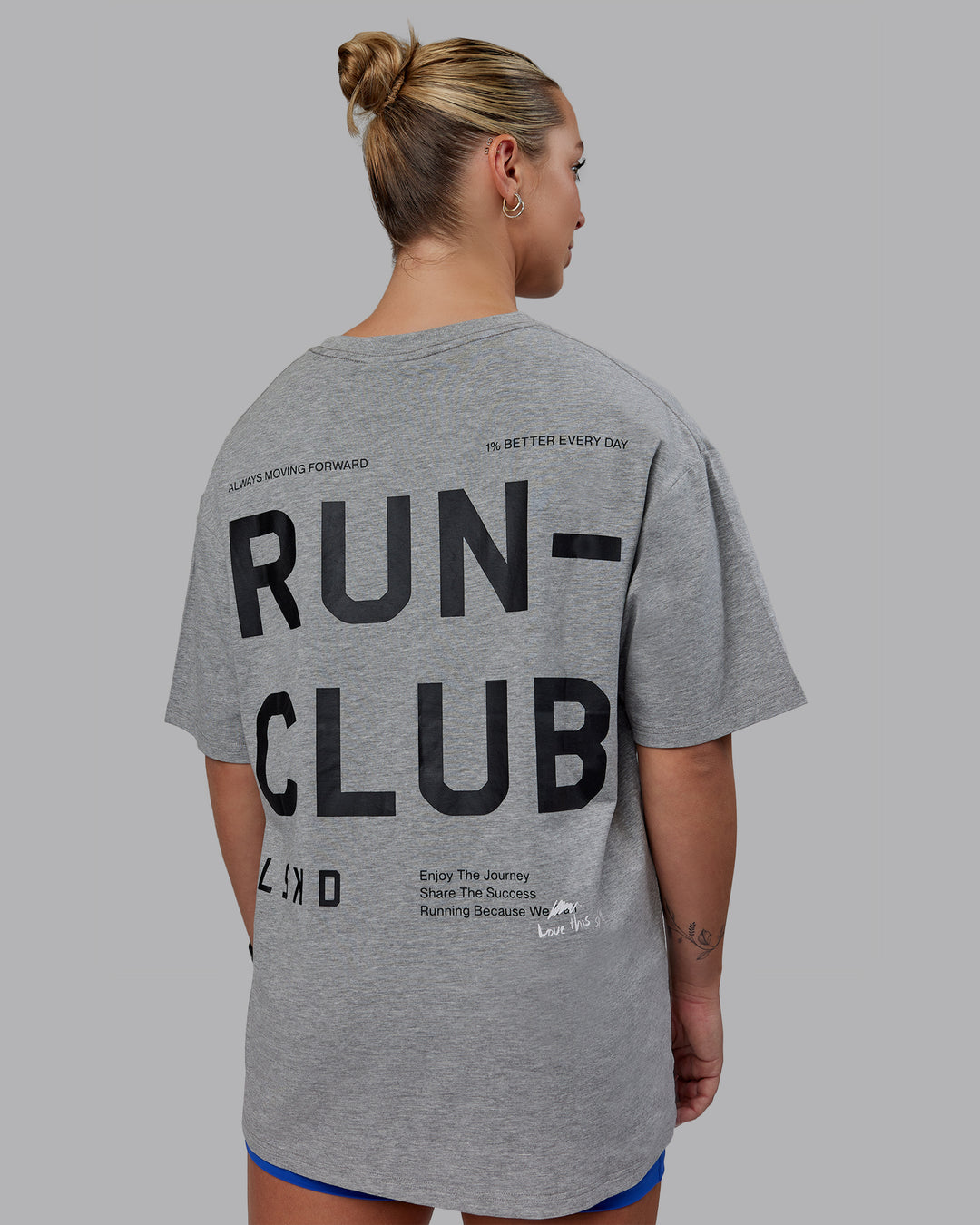 Woman wearing Unisex Love The Run FLXCotton Tee Oversize - Light Grey Marl-Black