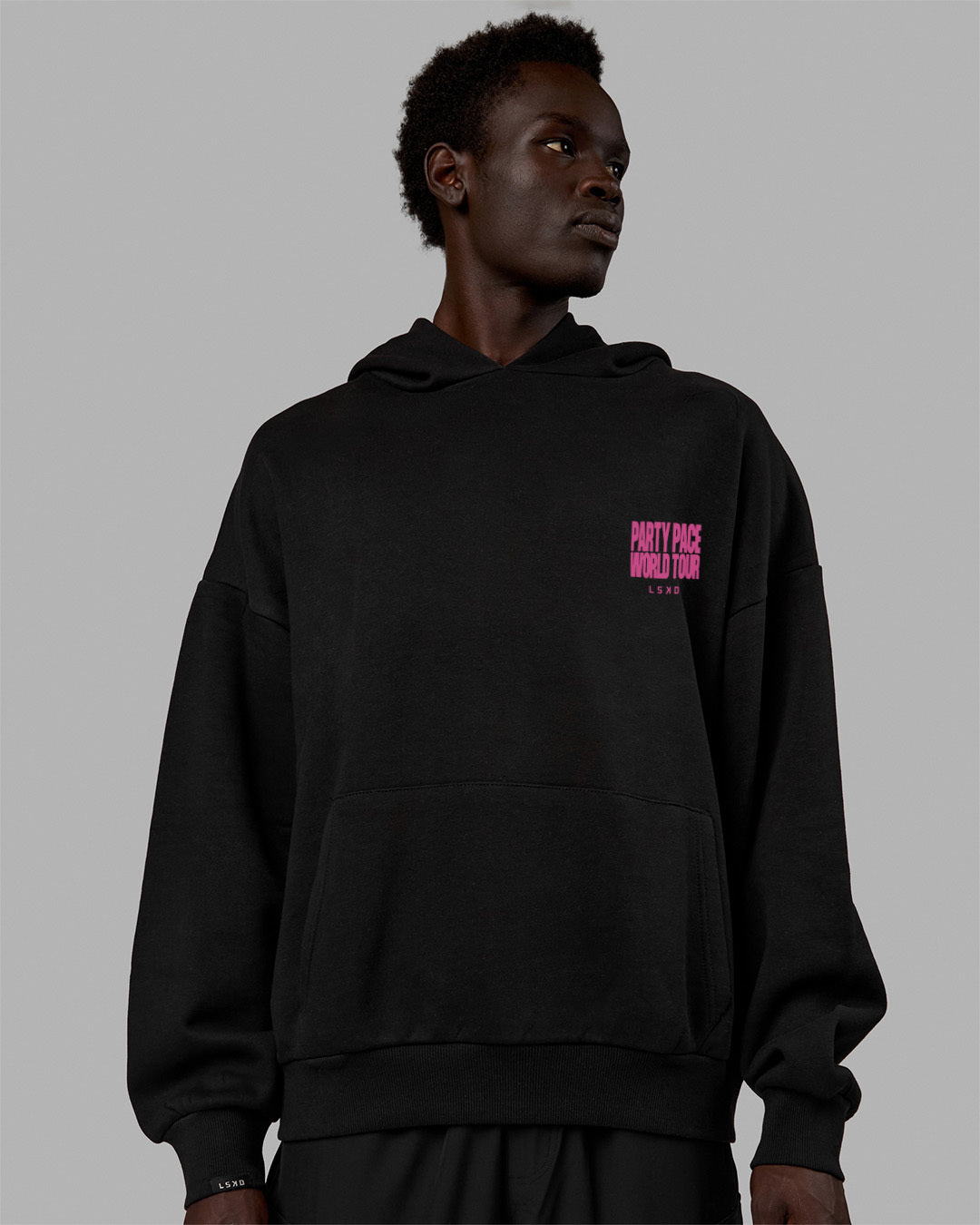 Man wearing Unisex Party Pace Hoodie Oversize - Black-Pink