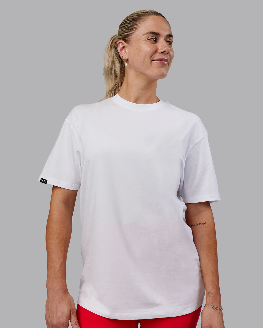 Woman wearing Peaches Pilates x LSKD FLXCotton Tee Oversize - White