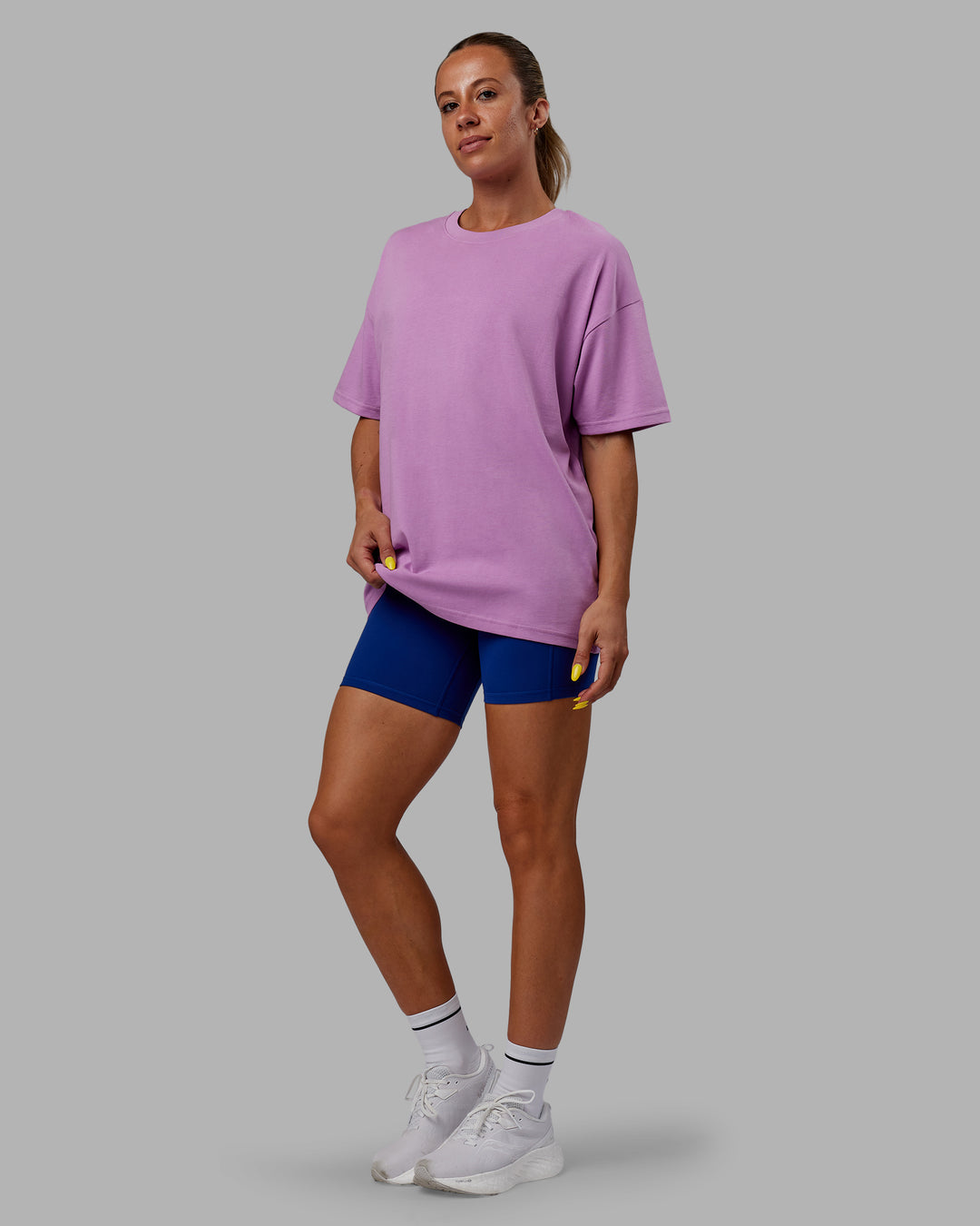 Woman wearing Unisex Pressure Heavyweight Tee Oversize - Light Violet-White