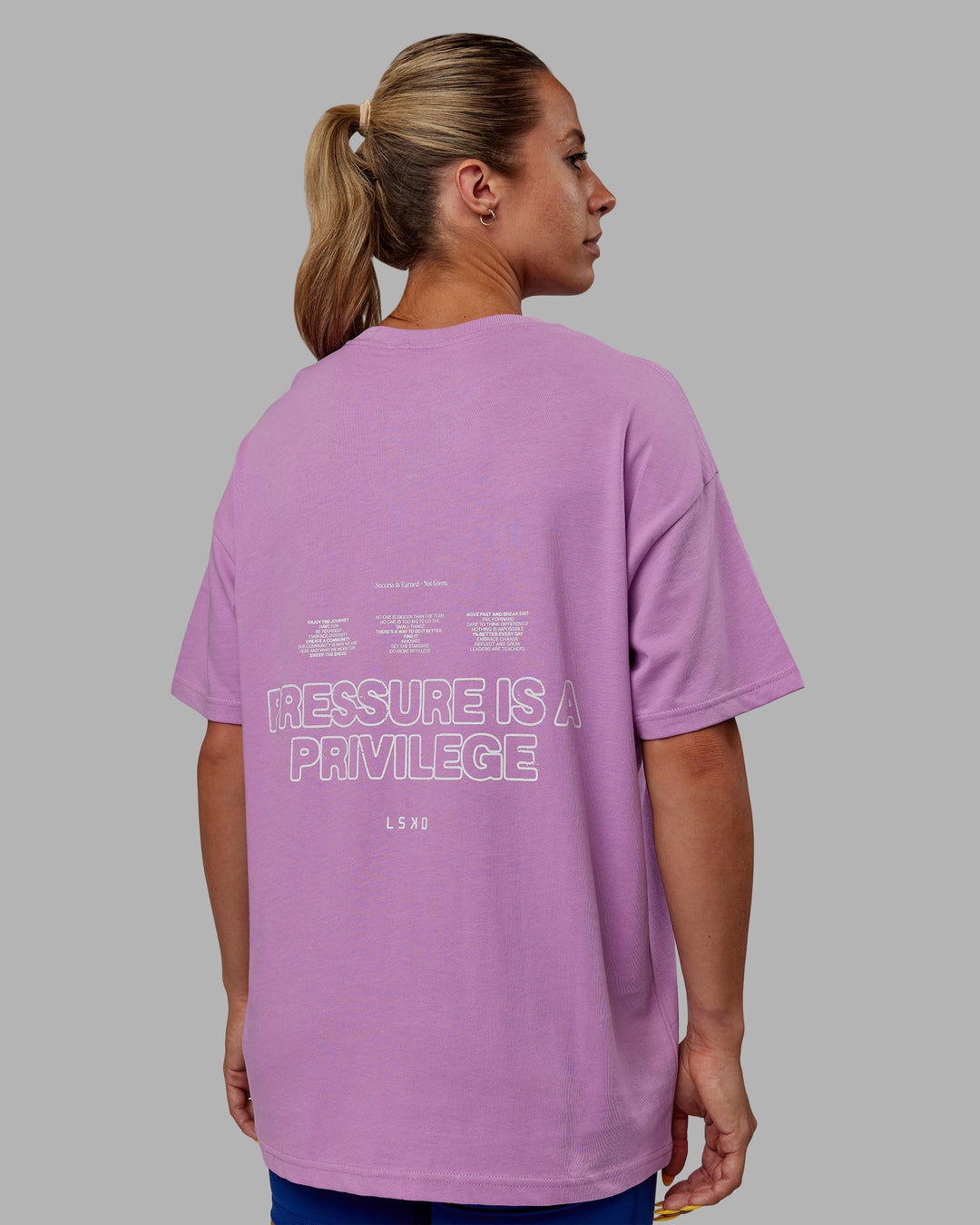 Woman wearing Unisex Pressure Heavyweight Tee Oversize - Light Violet-White