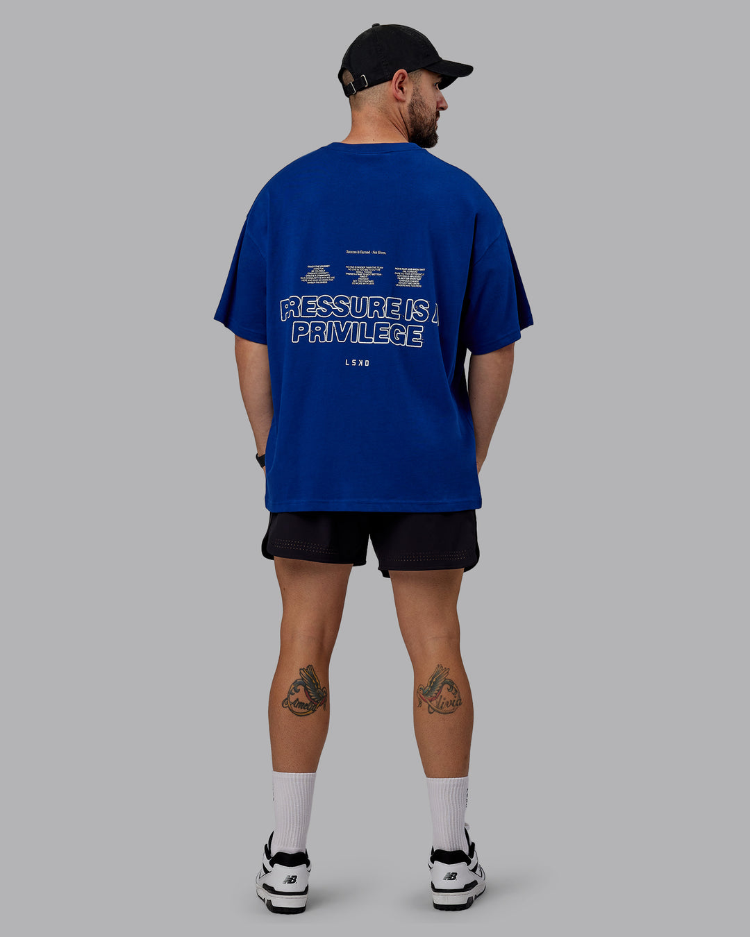 Man wearing Unisex Pressure Heavyweight Tee Oversize - Midnight Blue-White