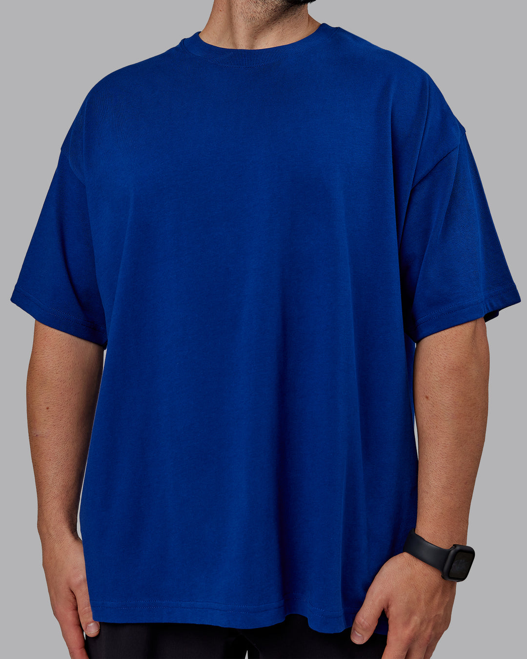 Man wearing Unisex Pressure Heavyweight Tee Oversize - Midnight Blue-White