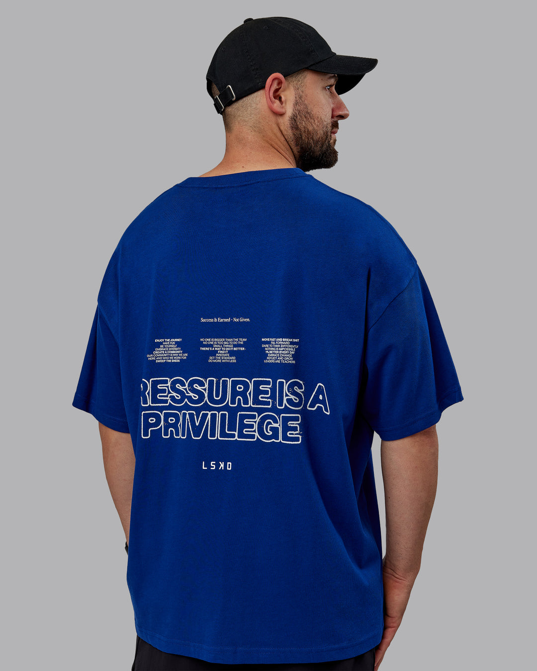 Man wearing Unisex Pressure Heavyweight Tee Oversize - Midnight Blue-White