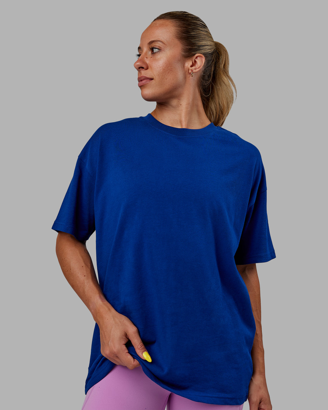 Woman wearing Unisex Pressure Heavyweight Tee Oversize - Midnight Blue-White