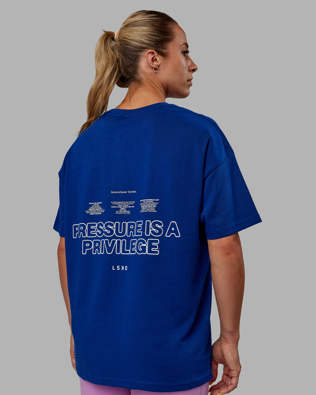 Woman wearing Unisex Pressure Heavyweight Tee Oversize - Midnight Blue-White