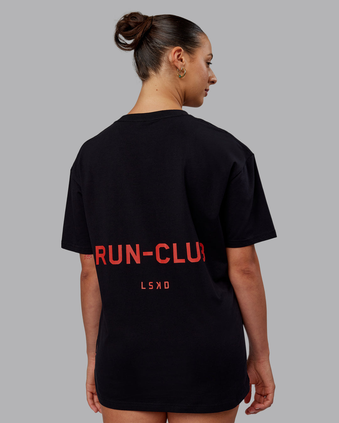 Woman wearing Unisex RUN CLUB FLXCotton Tee Oversize - Black-Cayenne