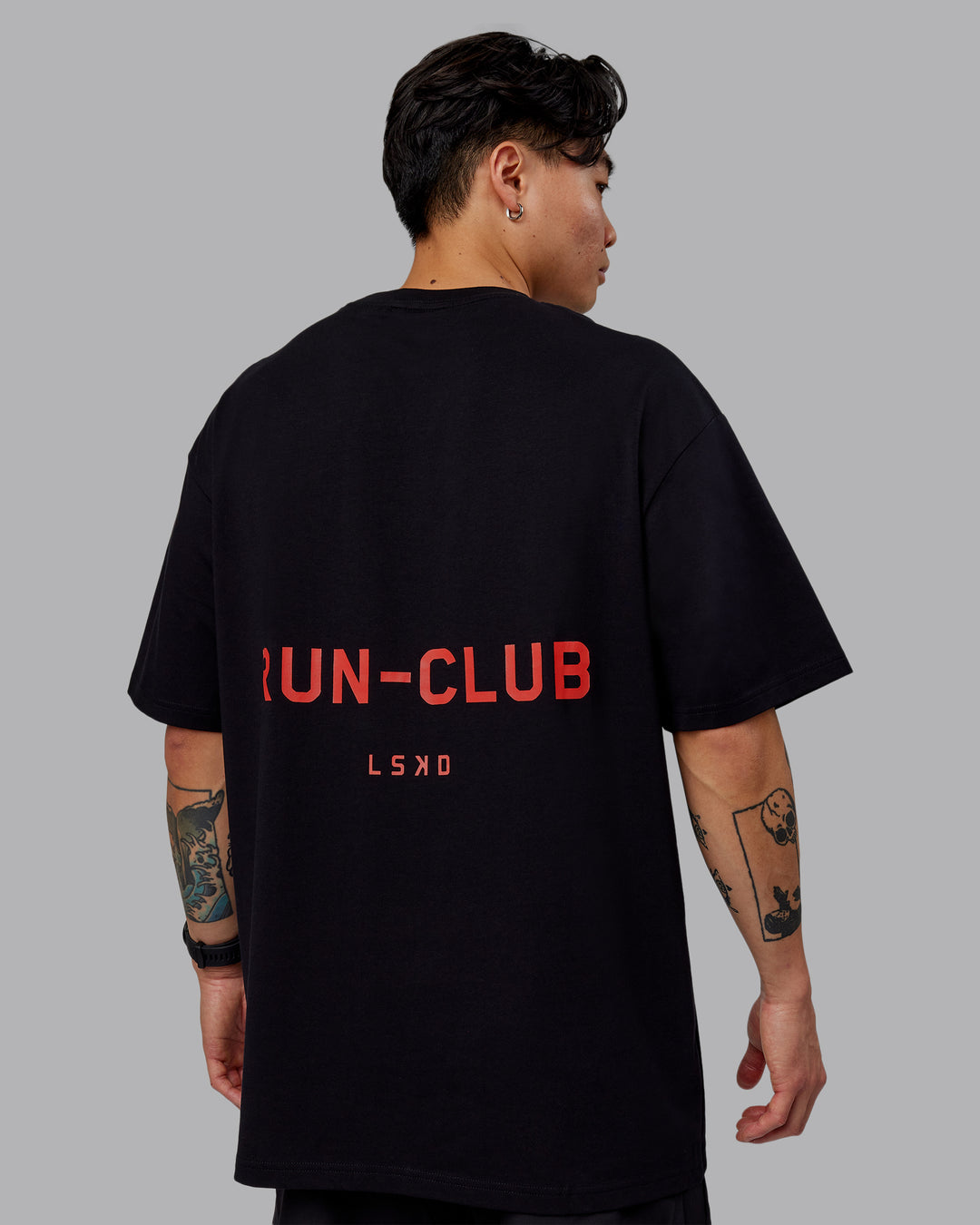 Man wearing Unisex RUN CLUB FLXCotton Tee Oversize - Black-Cayenne