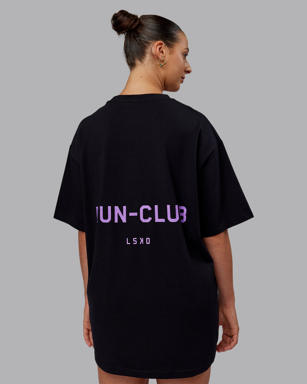 Woman wearing Unisex RUN CLUB FLXCotton Tee Oversize - Black-Purple Swirl