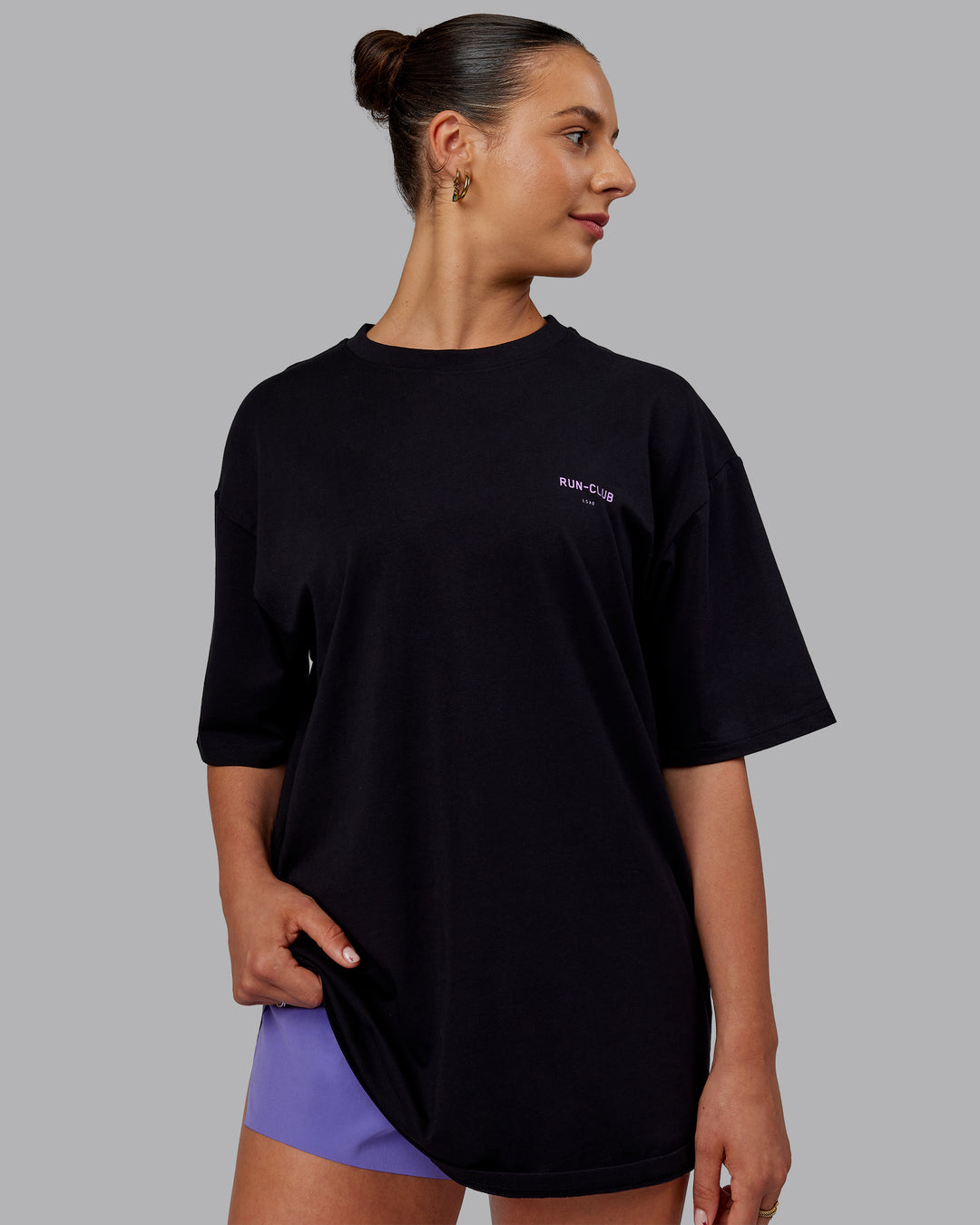 Woman wearing Unisex RUN CLUB FLXCotton Tee Oversize - Black-Purple Swirl