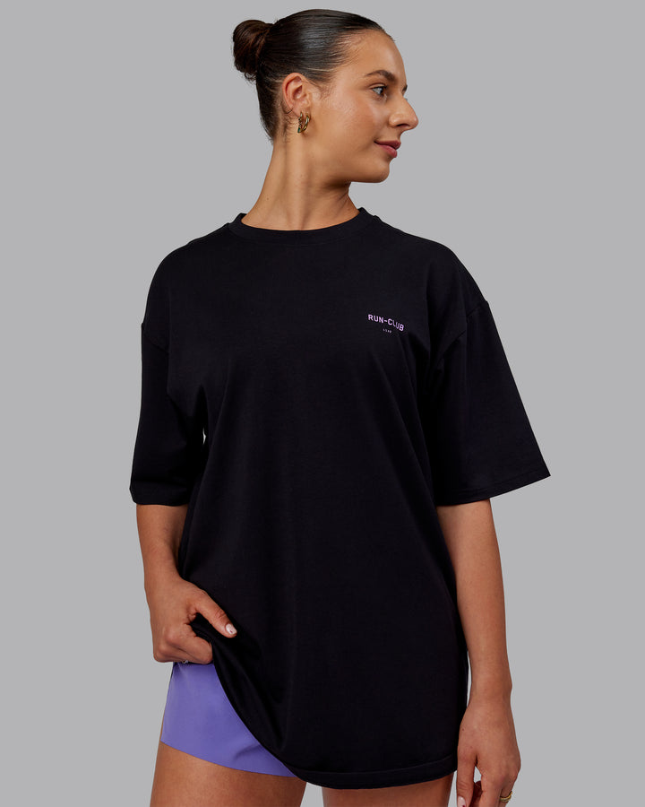 Woman wearing Unisex RUN CLUB FLXCotton Tee Oversize - Black-Purple Swirl
