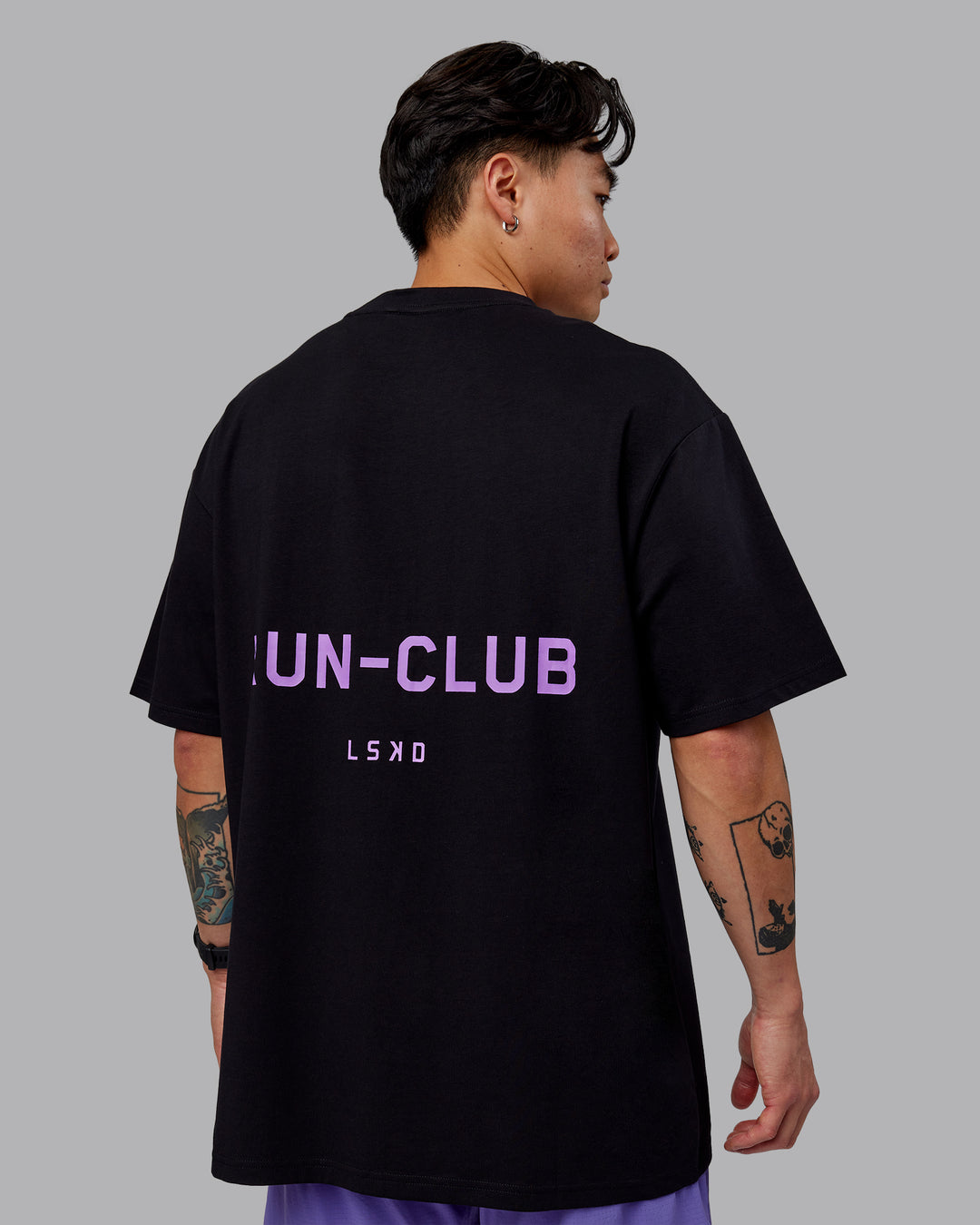 Man wearing Unisex RUN CLUB FLXCotton Tee Oversize - Black-Purple Swirl