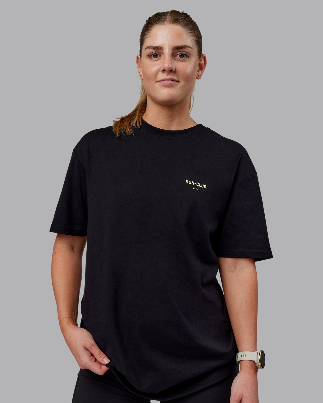 Woman wearing Unisex RUN CLUB FLXCotton Tee Oversize - Black-Vol