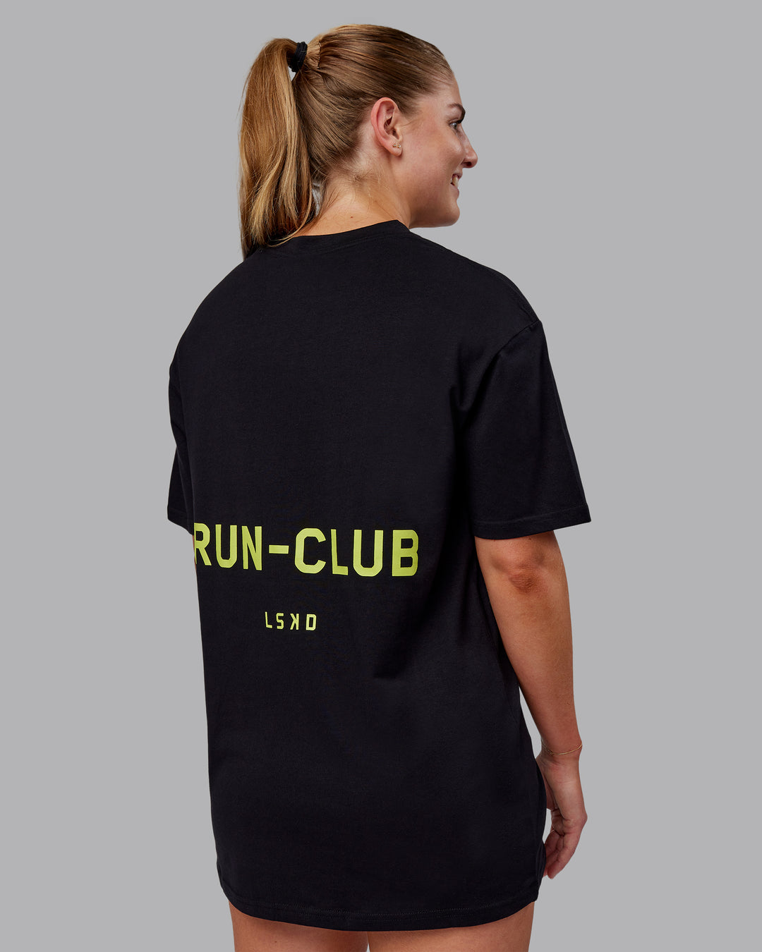 Woman wearing Unisex RUN CLUB FLXCotton Tee Oversize - Black-Vol