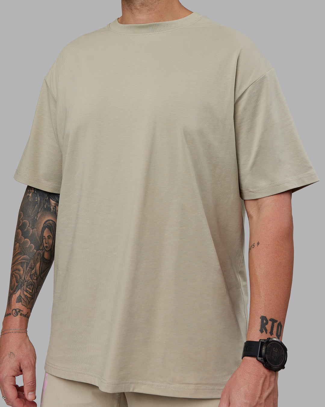 Man wearing Unisex So Cal 24 FLXCotton Tee Oversize - Sustained Grey-Atlantis