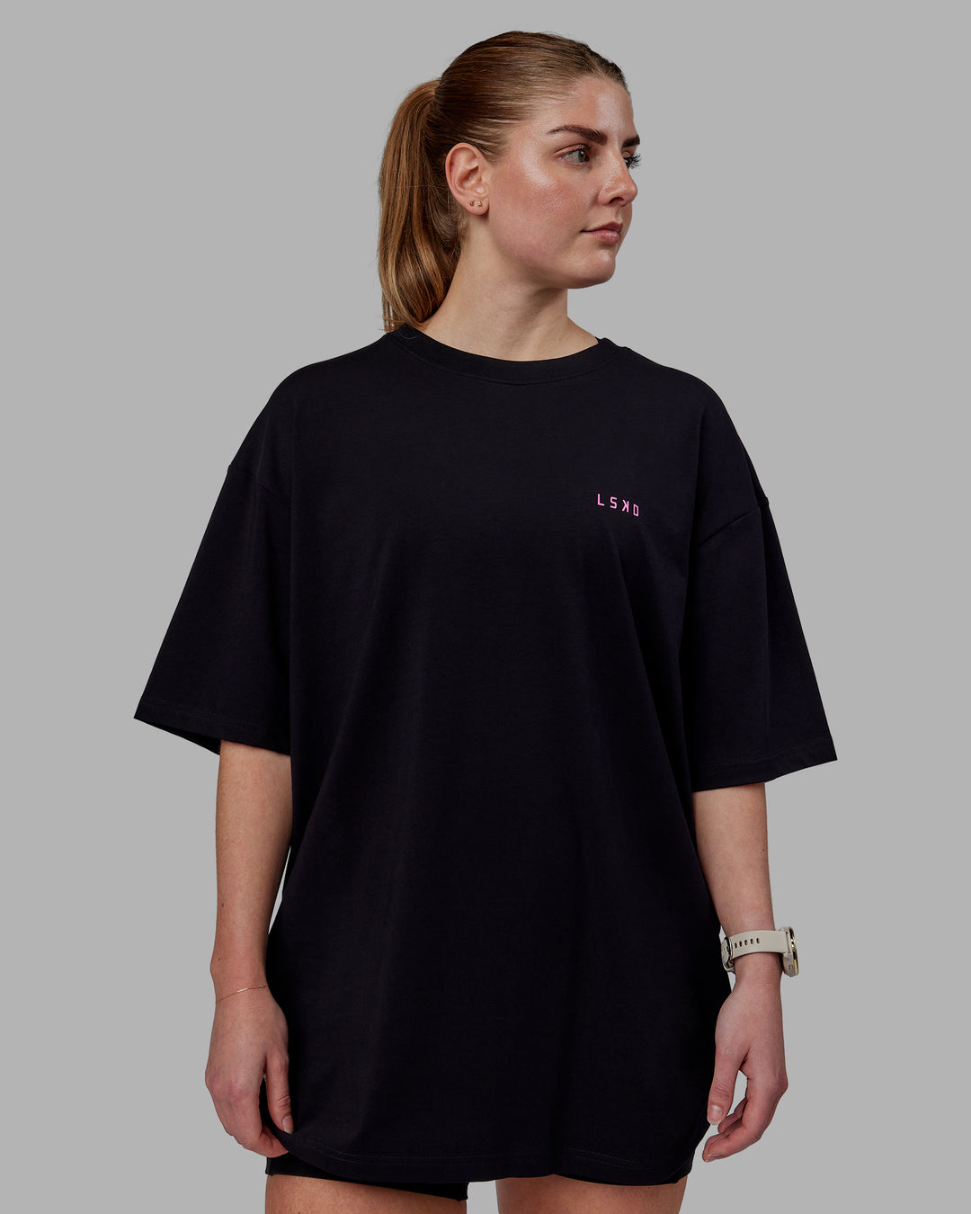 Woman wearing Unisex VS5 FLXCotton Tee Oversize - Black-Fuschia Pink