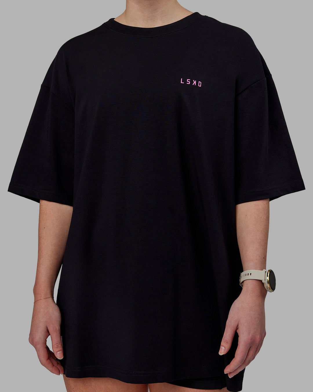 Woman wearing Unisex VS5 FLXCotton Tee Oversize - Black-Fuschia Pink