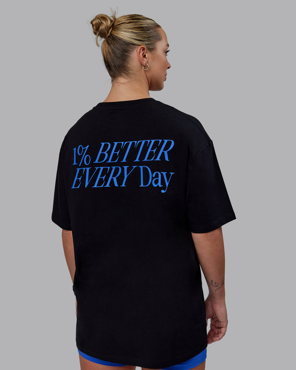 Woman wearing Unisex VS6 FLXCotton Tee Oversize - Black-Power Cobalt