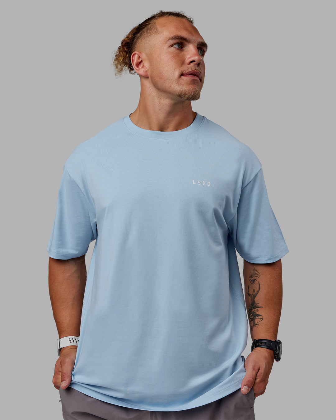 Man wearing Unisex VS6 FLXCotton Tee Oversize - Glacial Blue-White