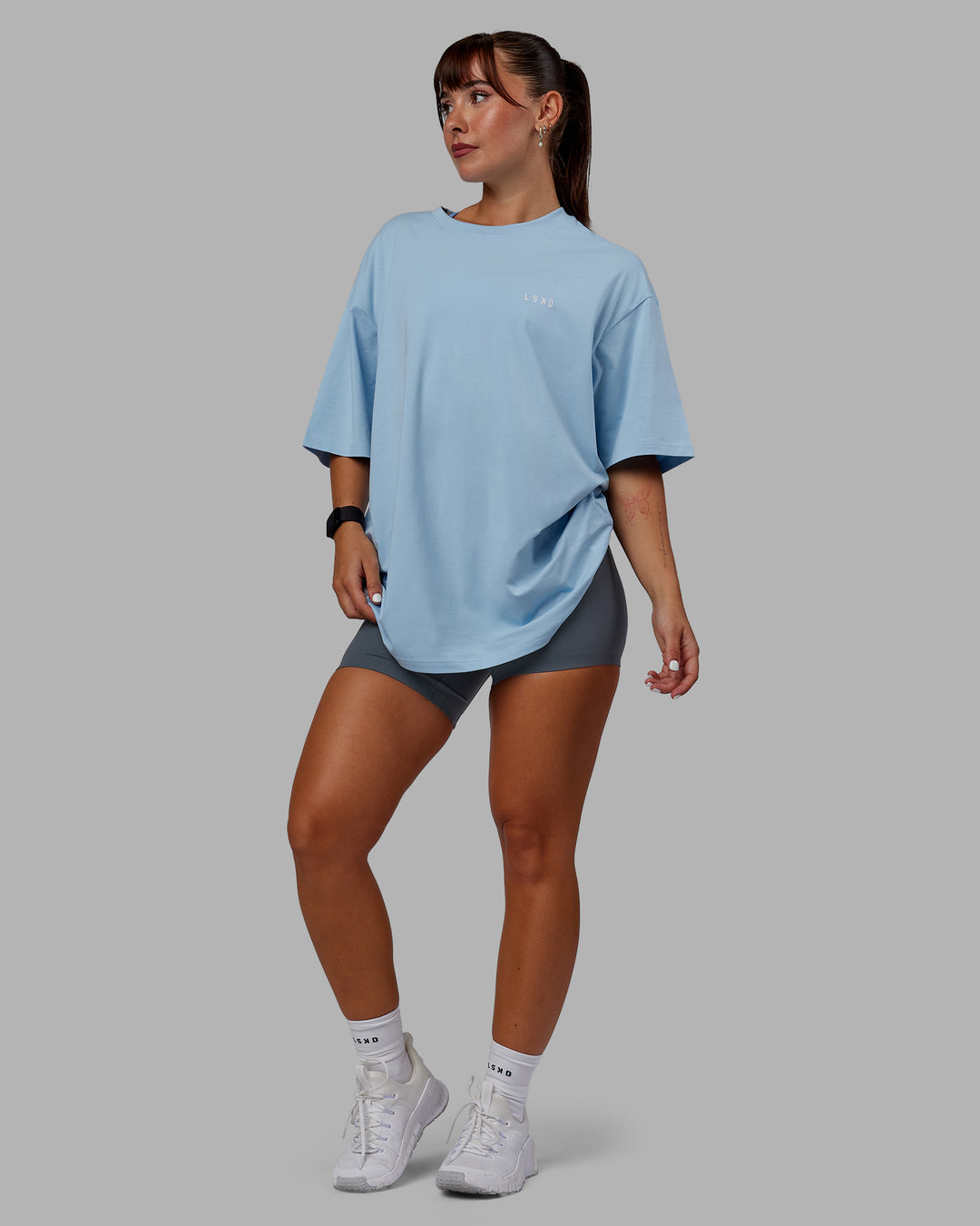 Woman wearing Unisex VS6 FLXCotton Tee Oversize - Glacial Blue-White