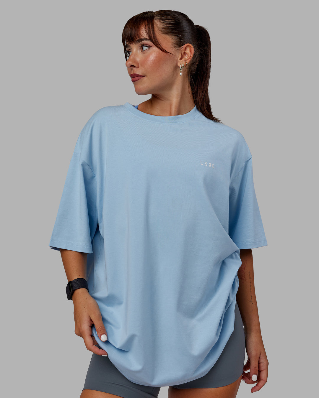 Woman wearing Unisex VS6 FLXCotton Tee Oversize - Glacial Blue-White