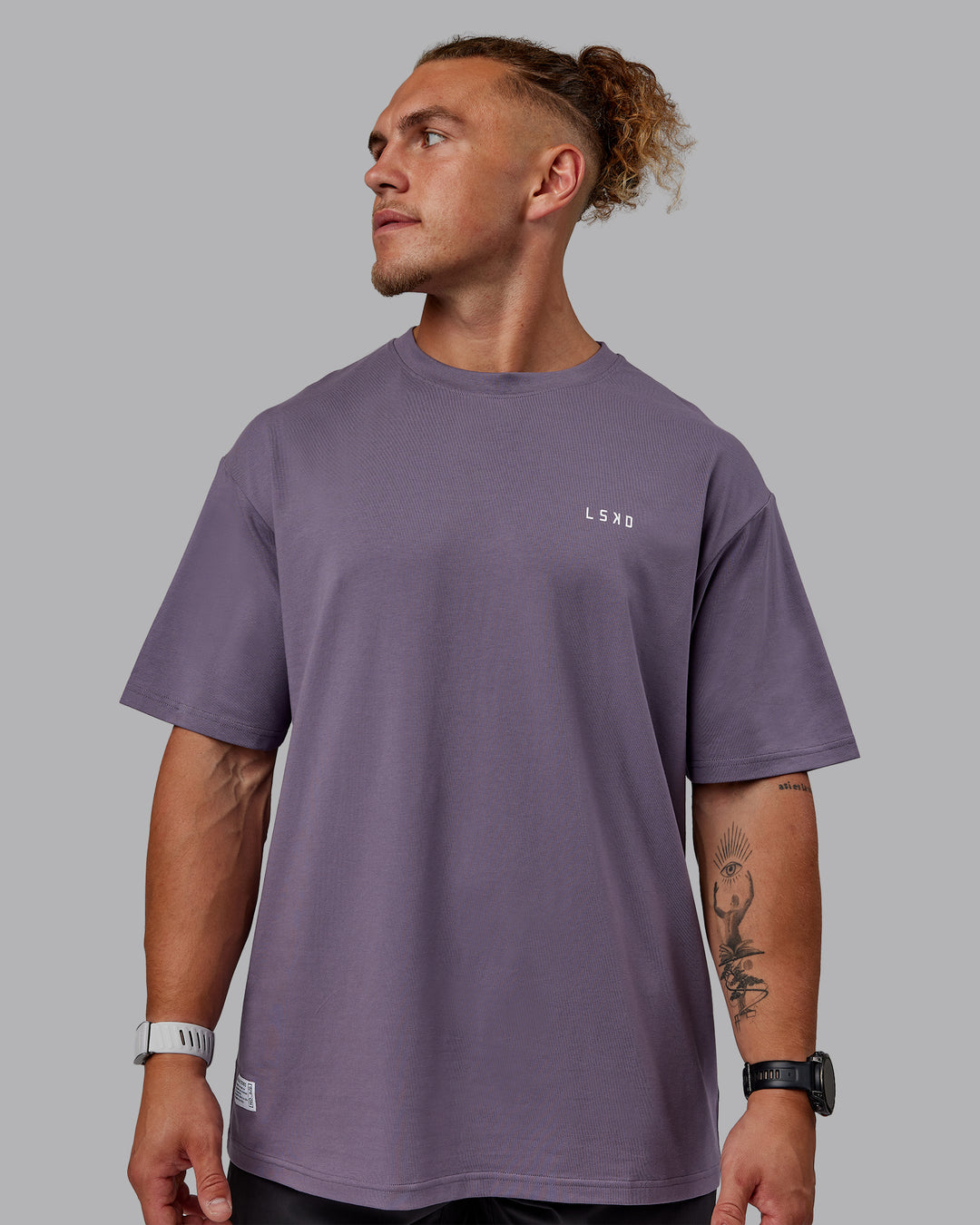 Man wearing Unisex VS6 FLXCotton Tee Oversize - Purple Sage-White