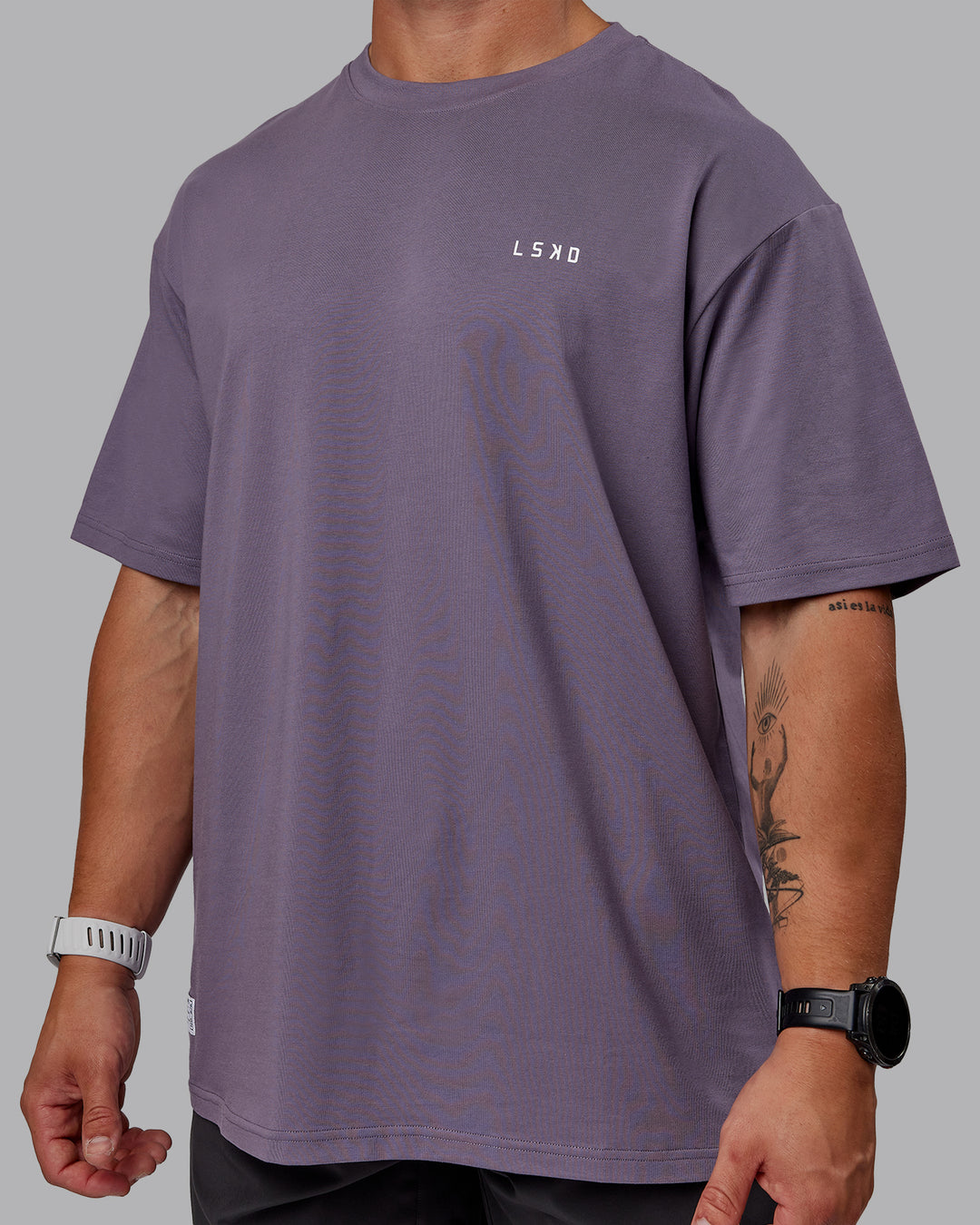 Man wearing Unisex VS6 FLXCotton Tee Oversize - Purple Sage-White