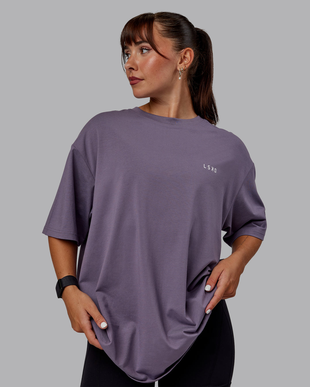 Woman wearing Unisex VS6 FLXCotton Tee Oversize - Purple Sage-White