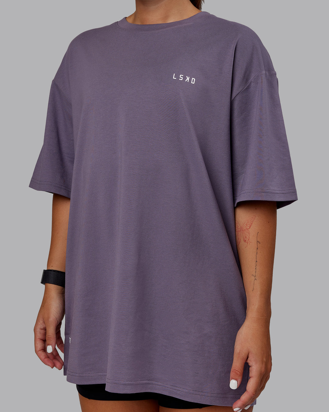 Woman wearing Unisex VS6 FLXCotton Tee Oversize - Purple Sage-White