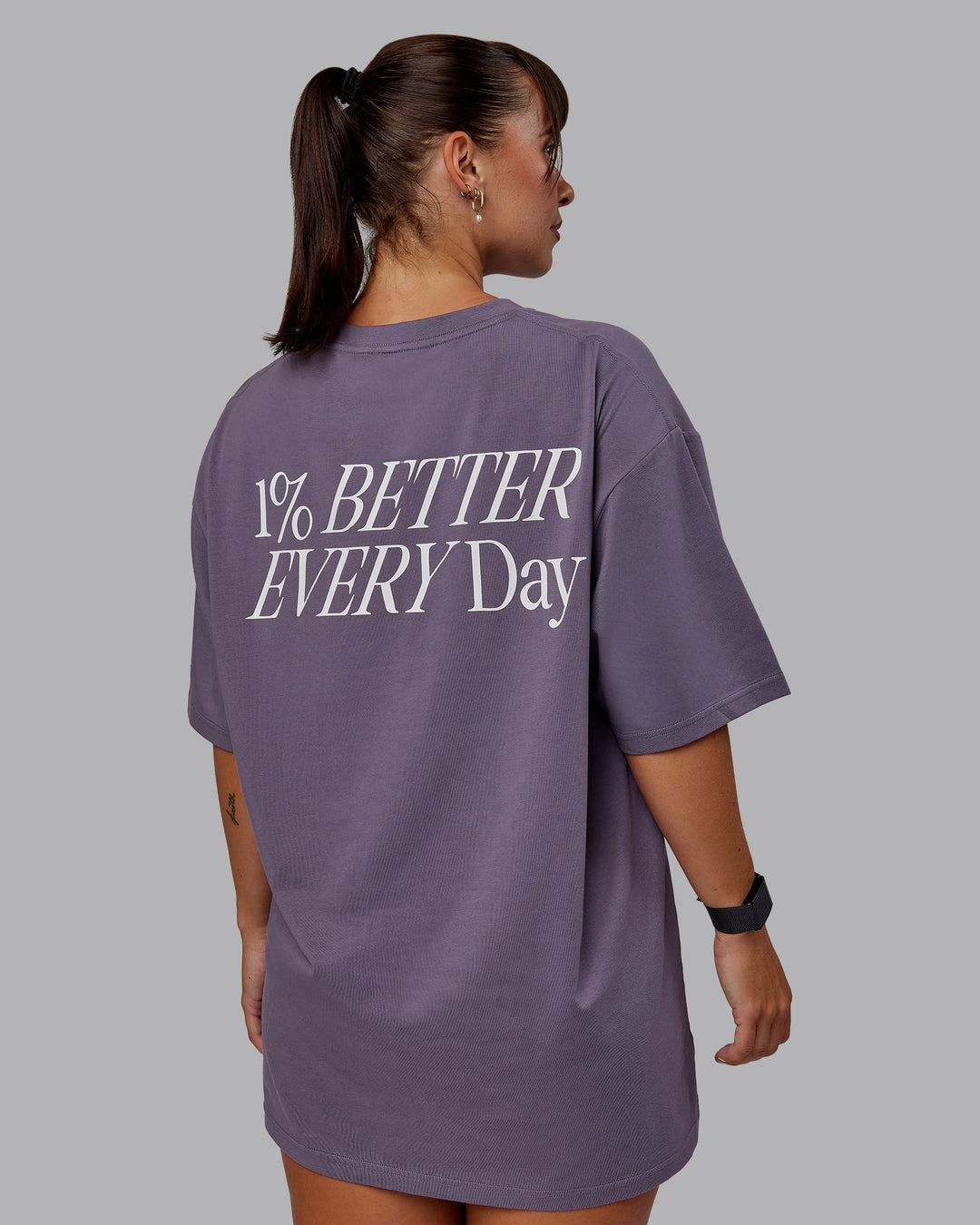 Woman wearing Unisex VS6 FLXCotton Tee Oversize - Purple Sage-White