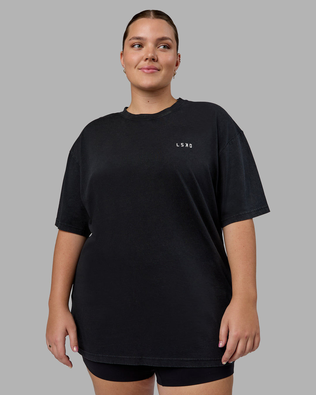 Woman wearing Unisex Washed Empower Tee Oversize - Black-Berry Pink