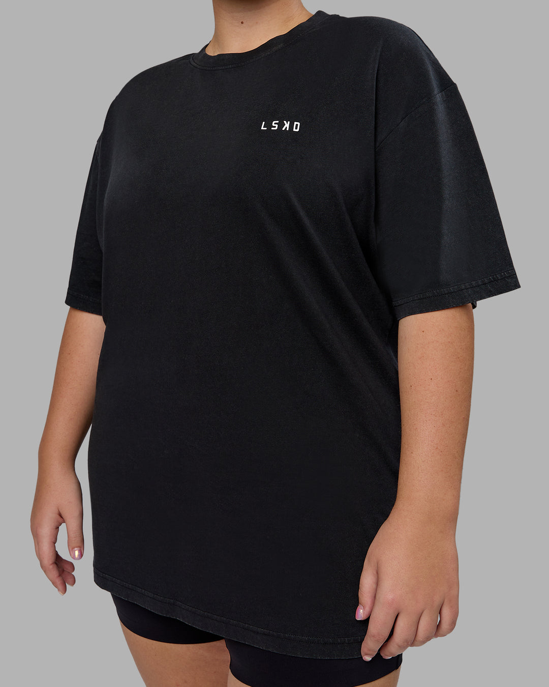 Woman wearing Unisex Washed Empower Tee Oversize - Black-Berry Pink