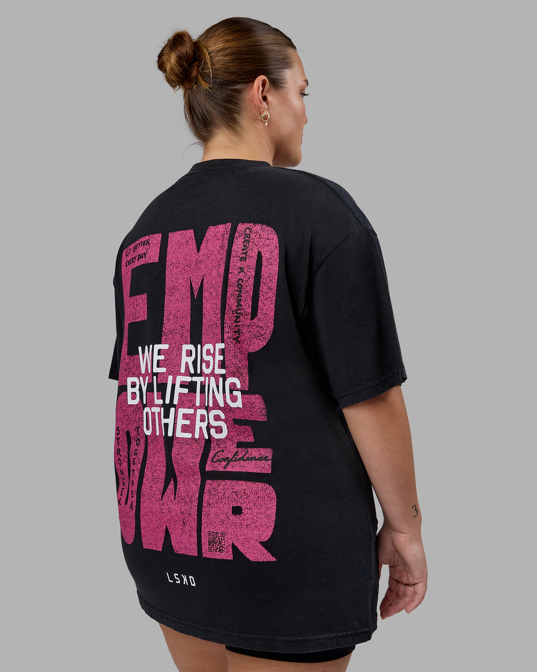 Woman wearing Unisex Washed Empower Tee Oversize - Black-Berry Pink