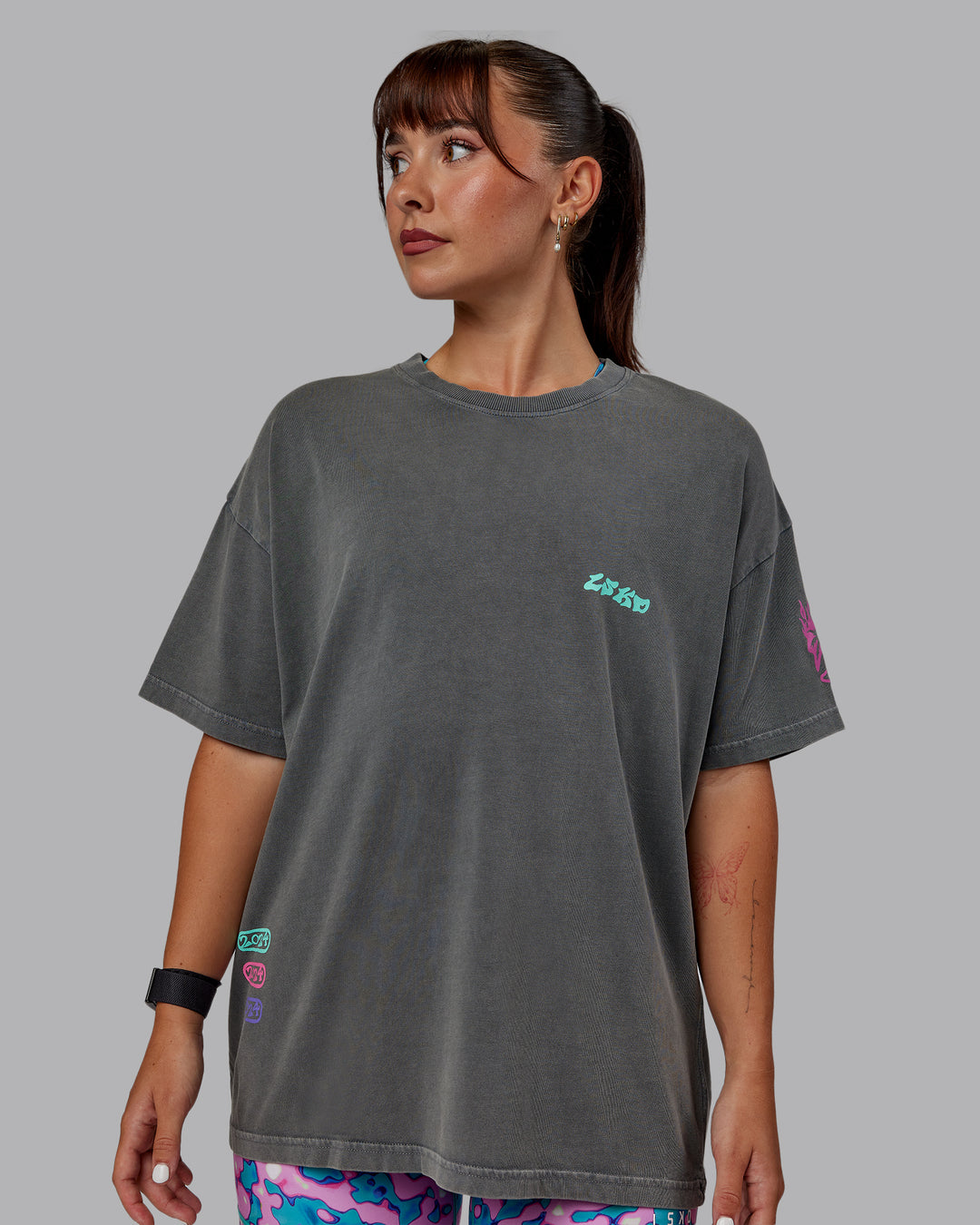 Woman wearing Unisex Washed Huntington 24 Heavyweight Tee Oversize - Charcoal-Dahlia Purple