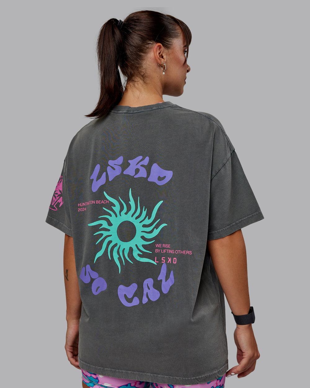 Woman wearing Unisex Washed Huntington 24 Heavyweight Tee Oversize - Charcoal-Dahlia Purple