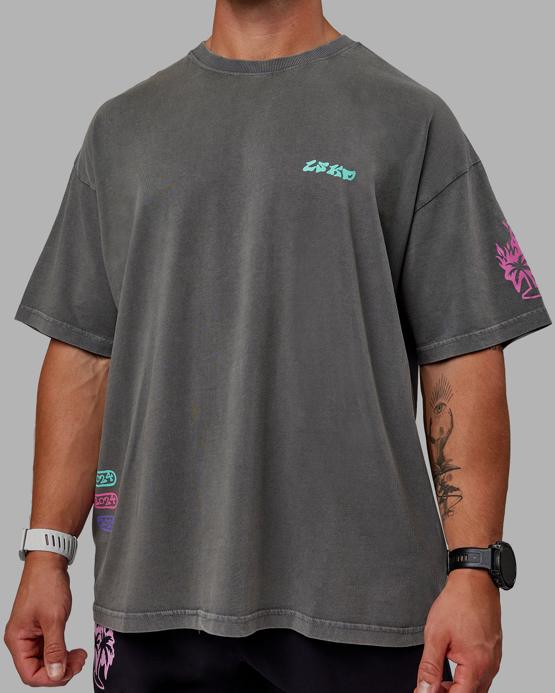 Man wearing Unisex Washed Huntington 24 Heavyweight Tee Oversize - Charcoal-Dahlia Purple