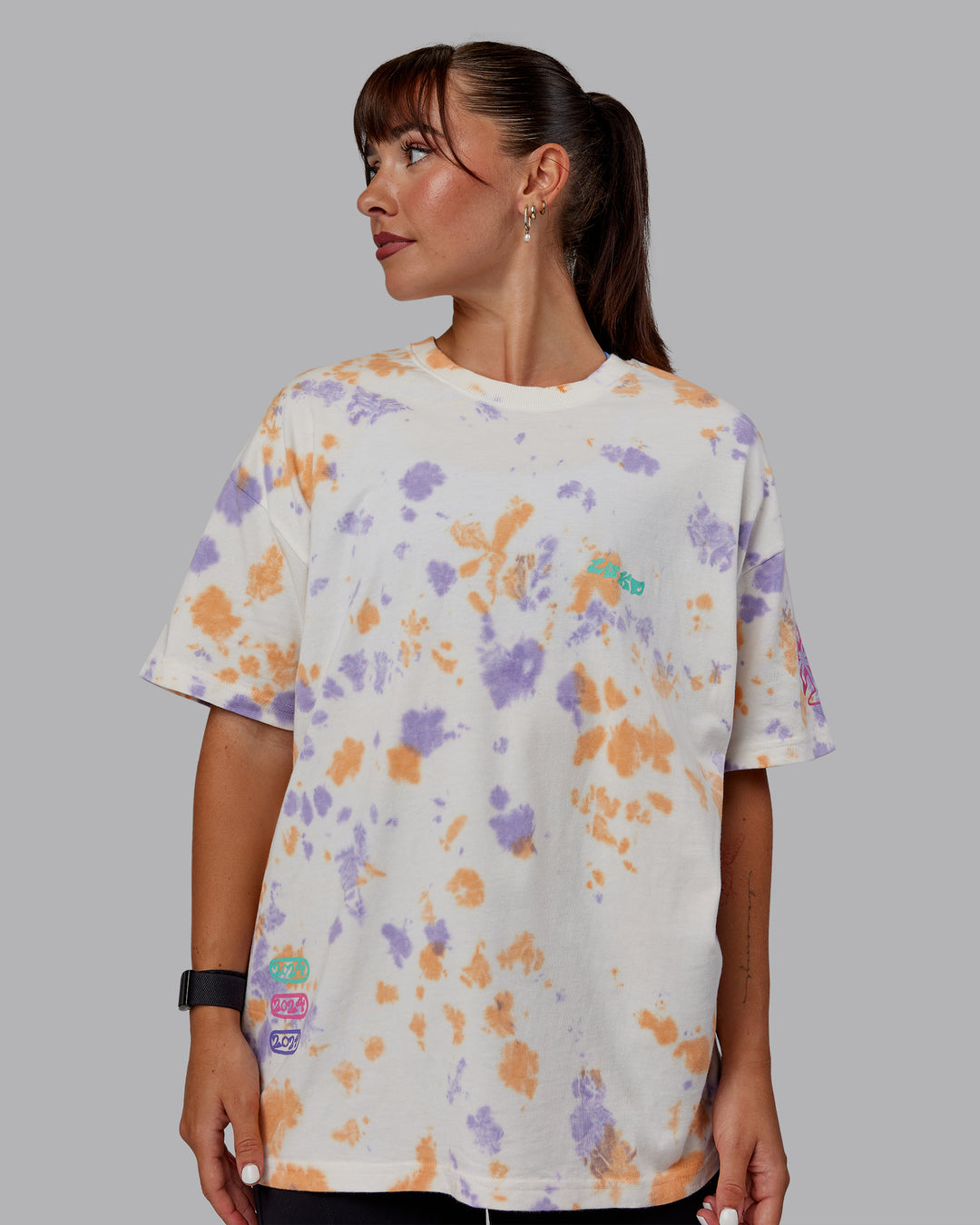 Woman wearing Unisex Washed Huntington 24 Heavyweight Tee Oversize - Tie Dye Tangerine-Dahlia Purple