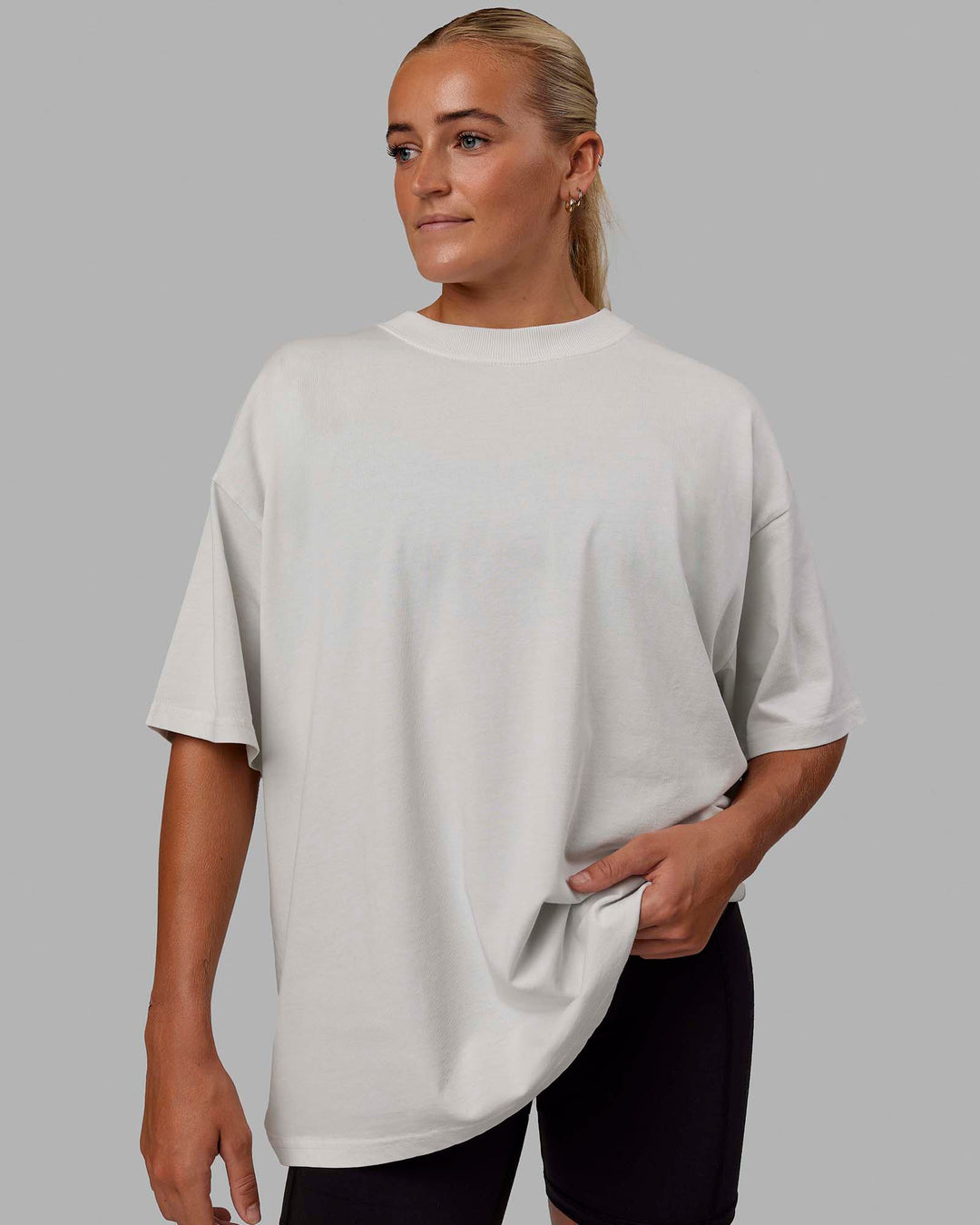 Woman wearing Unisex Washed Move Fast Heavyweight Tee Oversize - Lunar Rock-Windsurfer