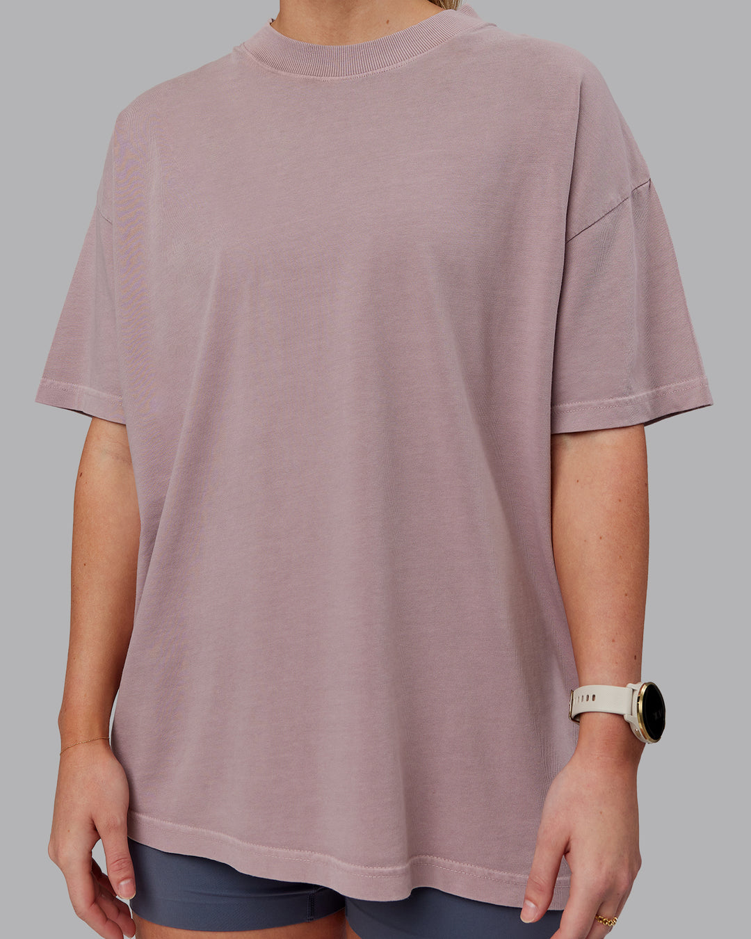 Woman wearing Unisex Washed Set The Standard Heavyweight Tee Oversize - Greyish Purple-Off White