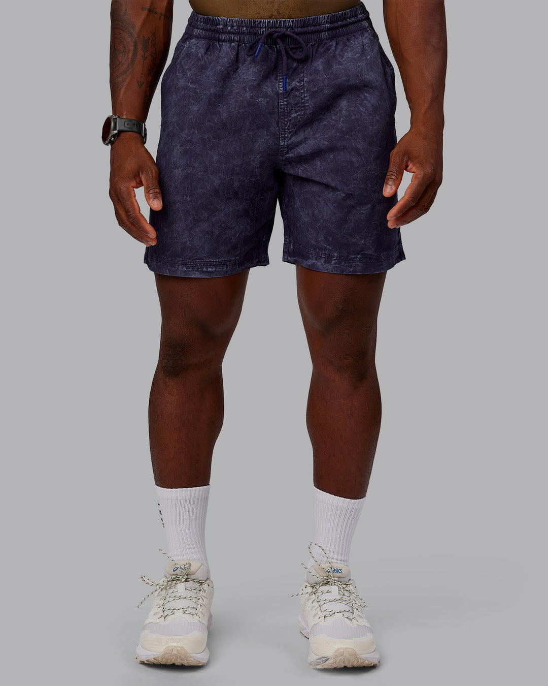 Man wearing Washed Daily 7&quot; Shorts - Midnight Blue