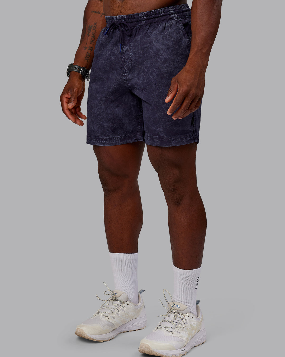 Man wearing Washed Daily 7&quot; Shorts - Midnight Blue