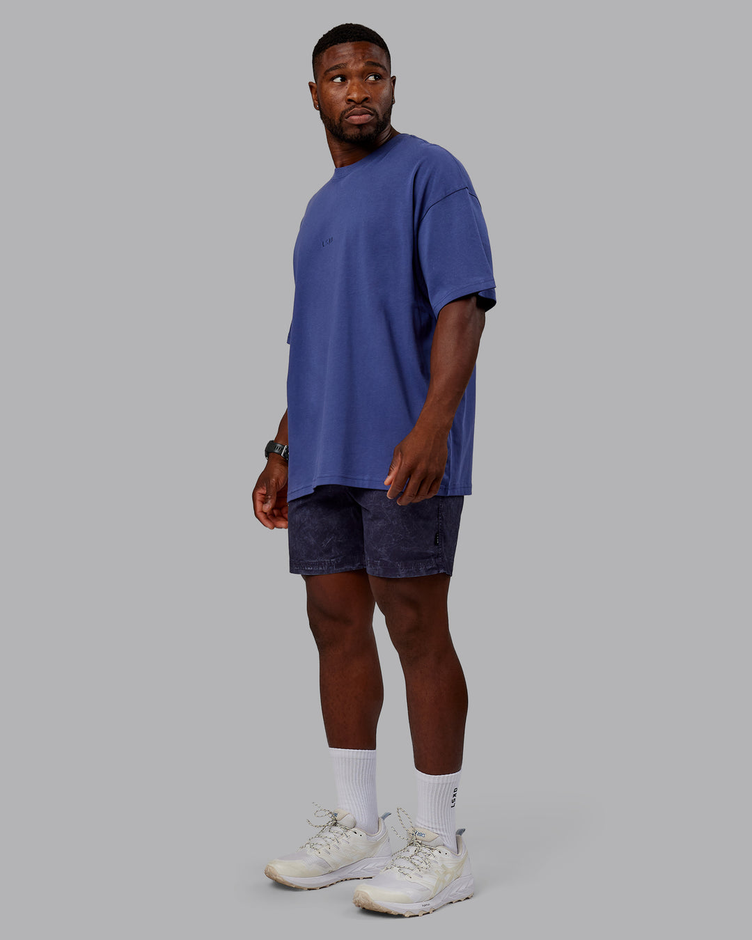 Man wearing Washed Daily 7&quot; Shorts - Midnight Blue