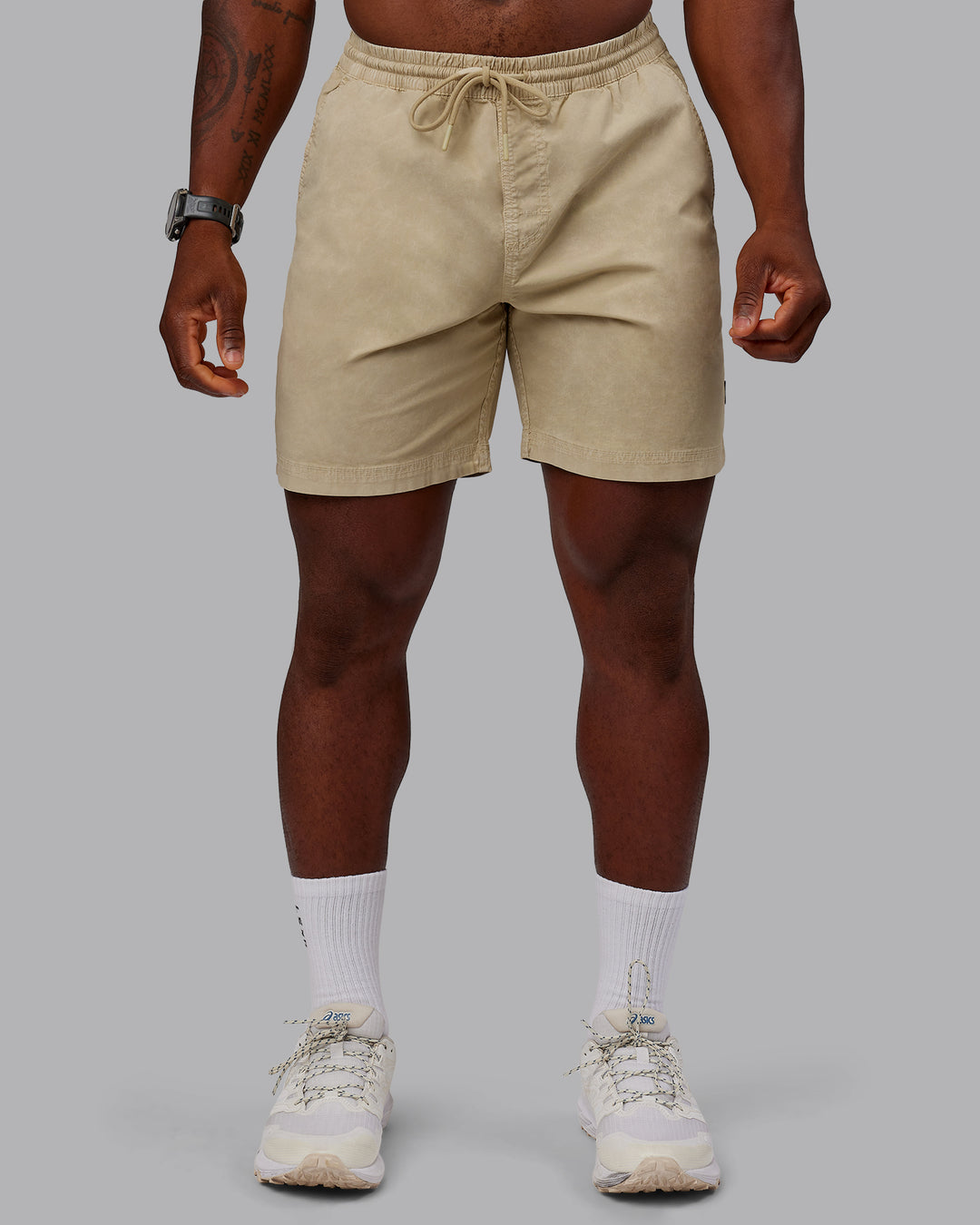 Man wearing Washed Daily 7&quot; Shorts - Pale Khaki