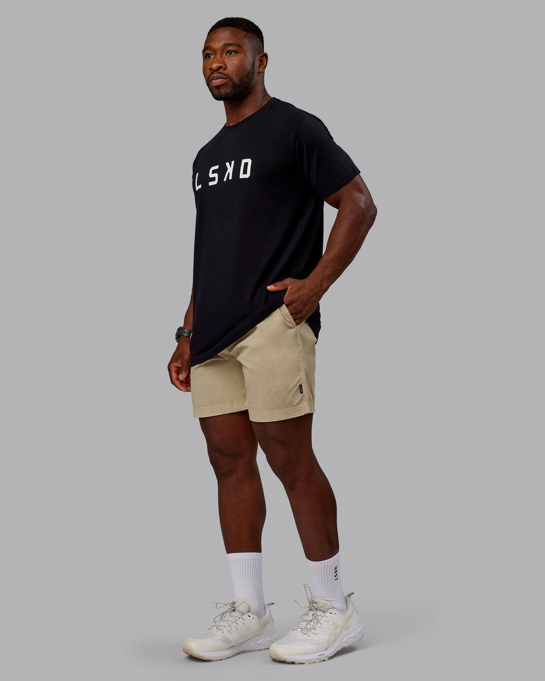 Man wearing Washed Daily 7&quot; Shorts - Pale Khaki