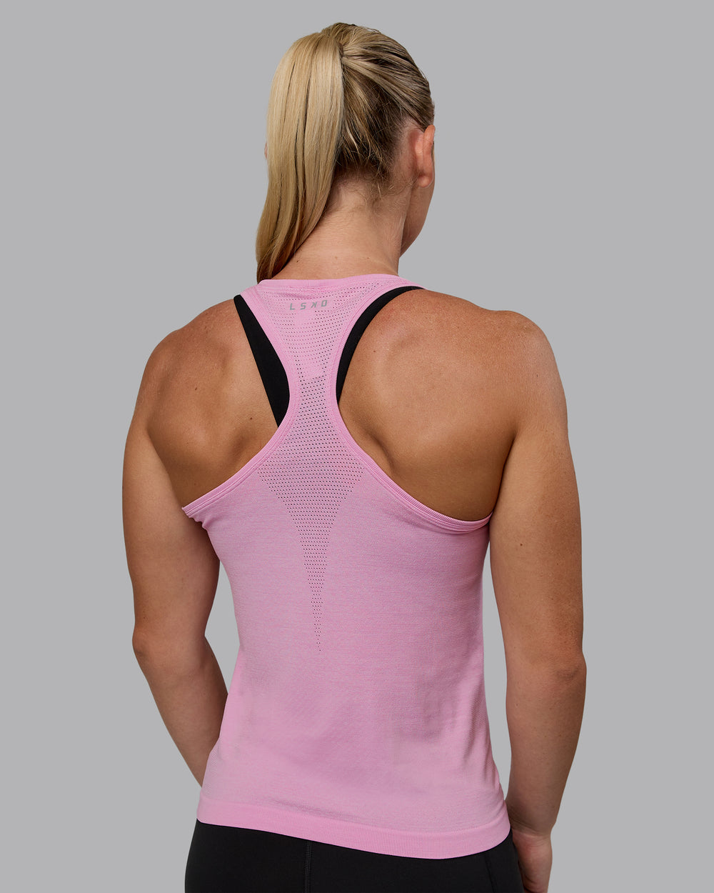 Woman wearing AeroFLX+ Seamless Tank - Pirouette/Bubblegum